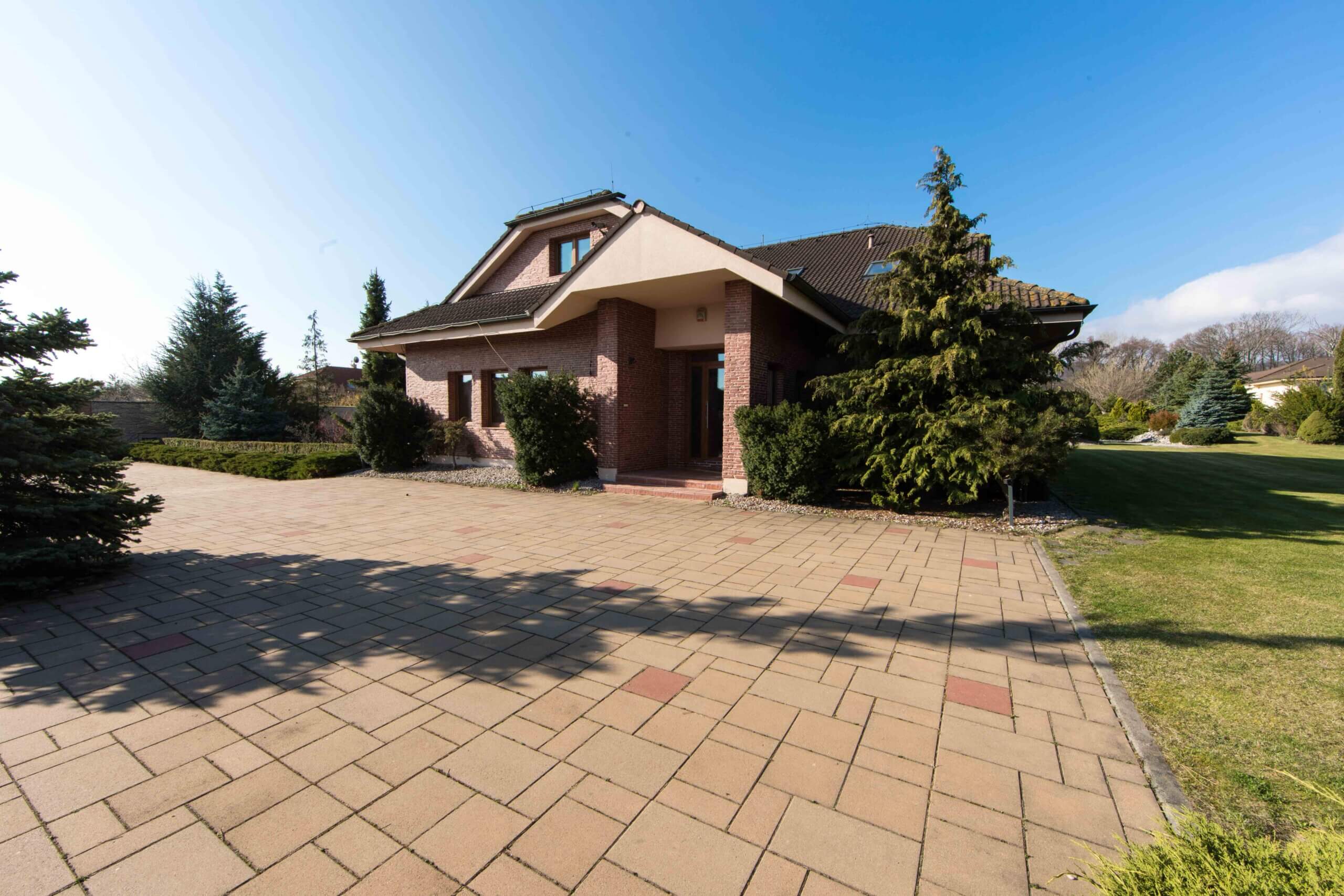 Rodinná vila 3 podlažná, 6 izbová, úžitková plocha 420m2, pozemok 4030m2, 15m vykurovaný bazén, Limbach-9