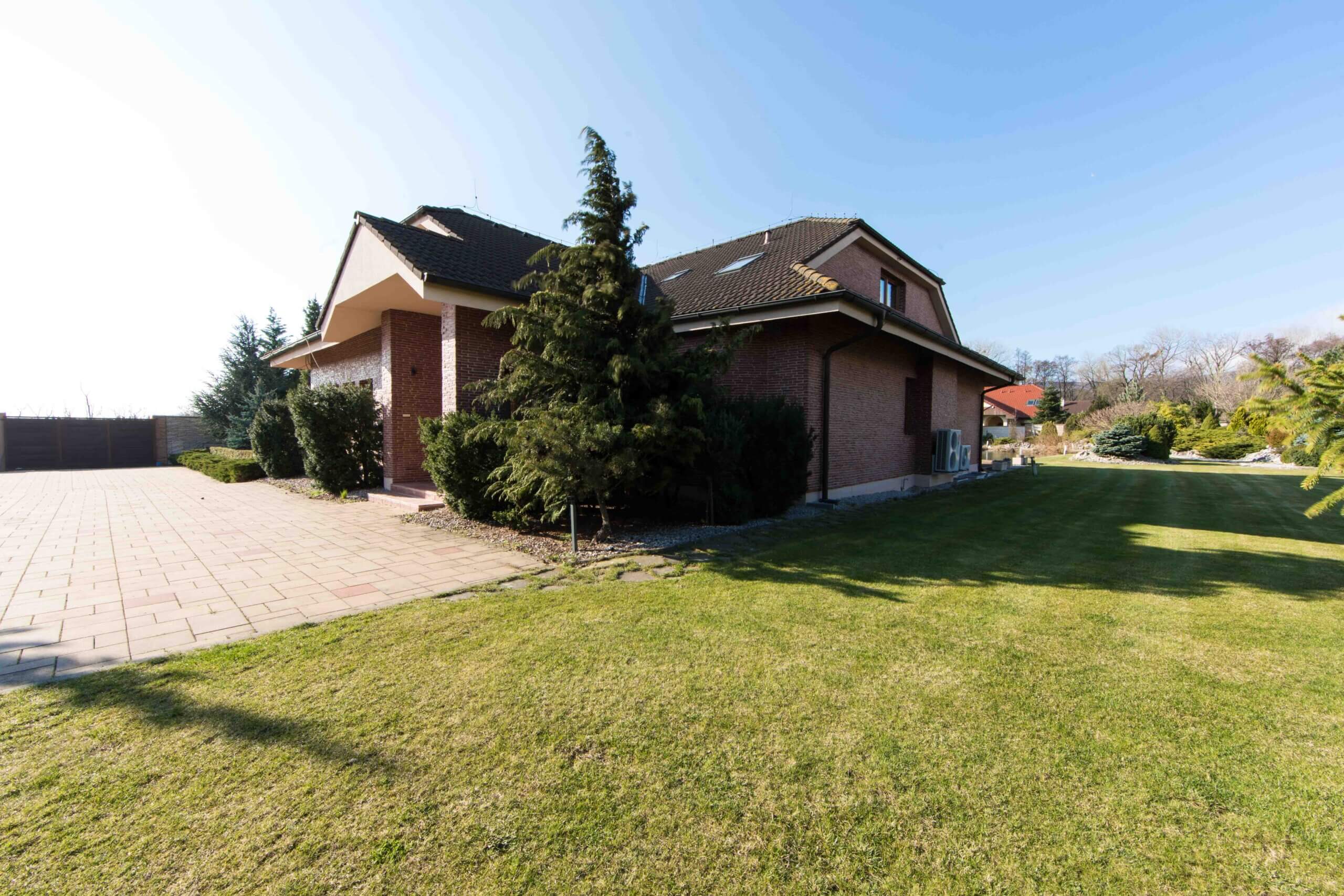 Rodinná vila 3 podlažná, 6 izbová, úžitková plocha 420m2, pozemok 4030m2, 15m vykurovaný bazén, Limbach-8