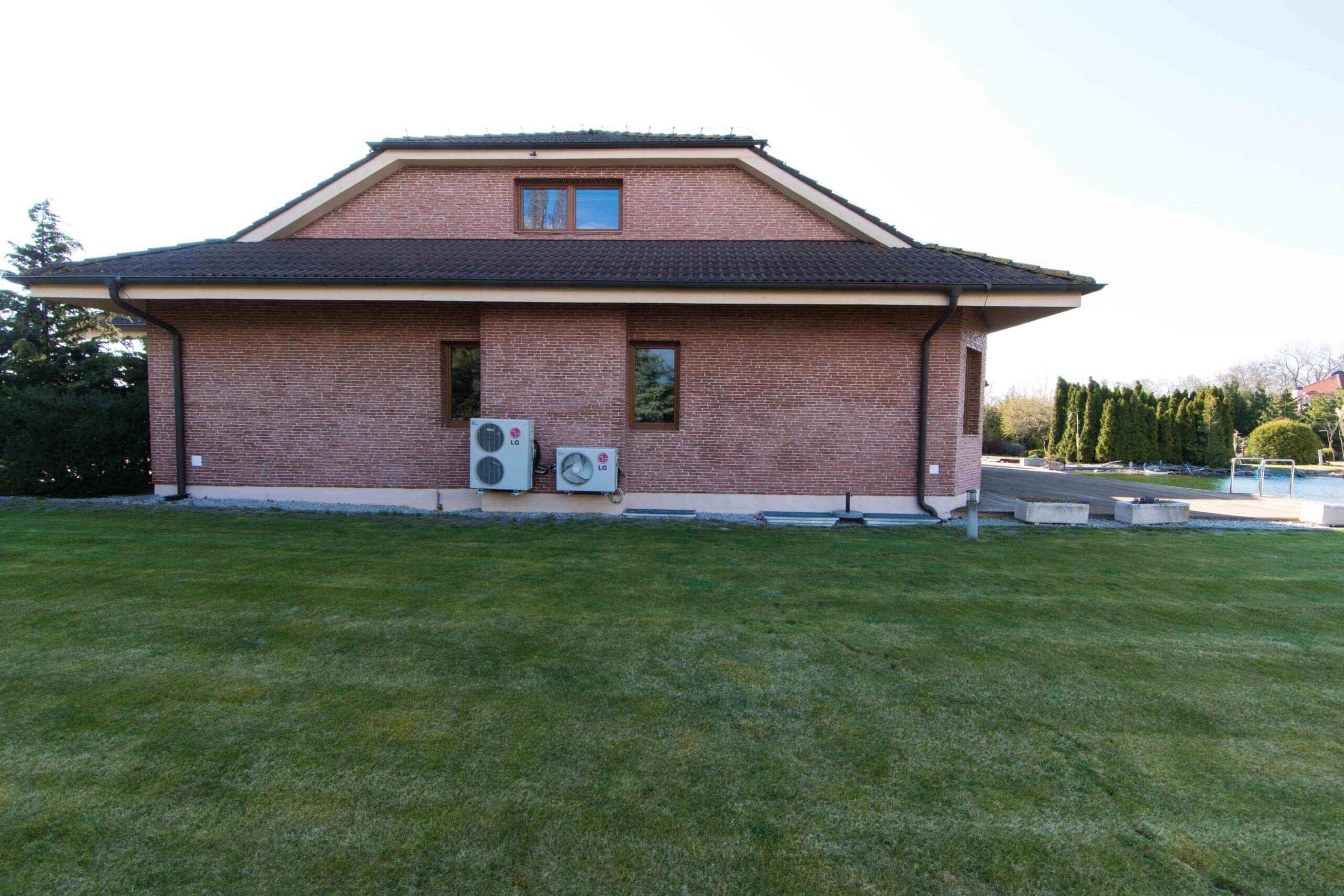 Rodinná vila 3 podlažná, 6 izbová, úžitková plocha 420m2, pozemok 4030m2, 15m vykurovaný bazén, Limbach-10