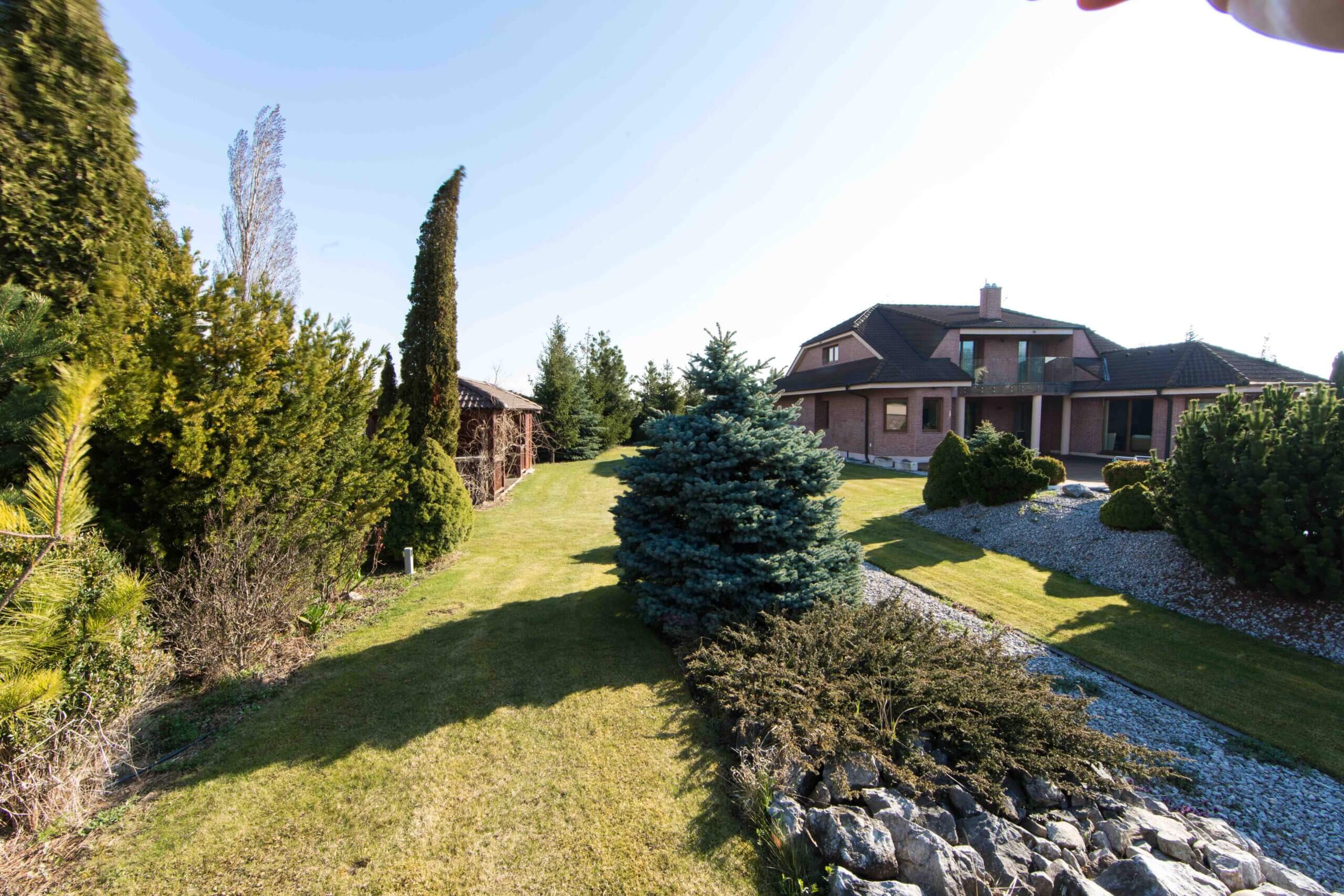 Rodinná vila 3 podlažná, 6 izbová, úžitková plocha 420m2, pozemok 4030m2, 15m vykurovaný bazén, Limbach-14