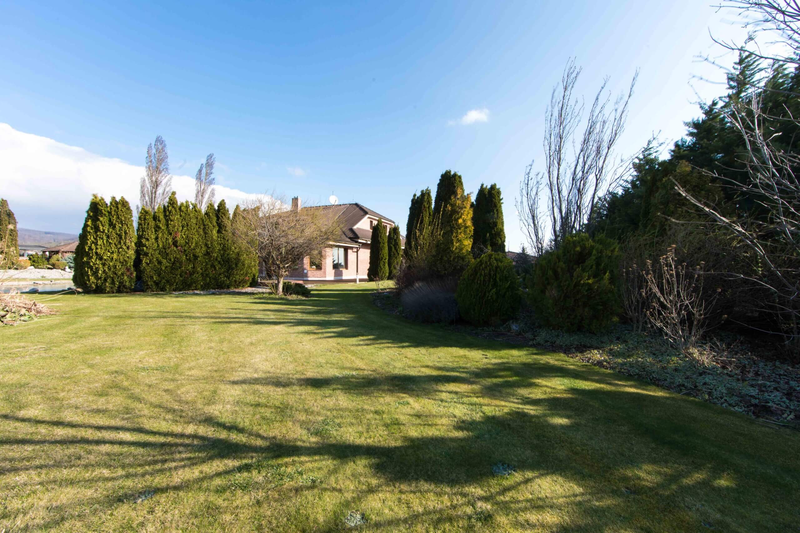 Rodinná vila 3 podlažná, 6 izbová, úžitková plocha 420m2, pozemok 4030m2, 15m vykurovaný bazén, Limbach-15