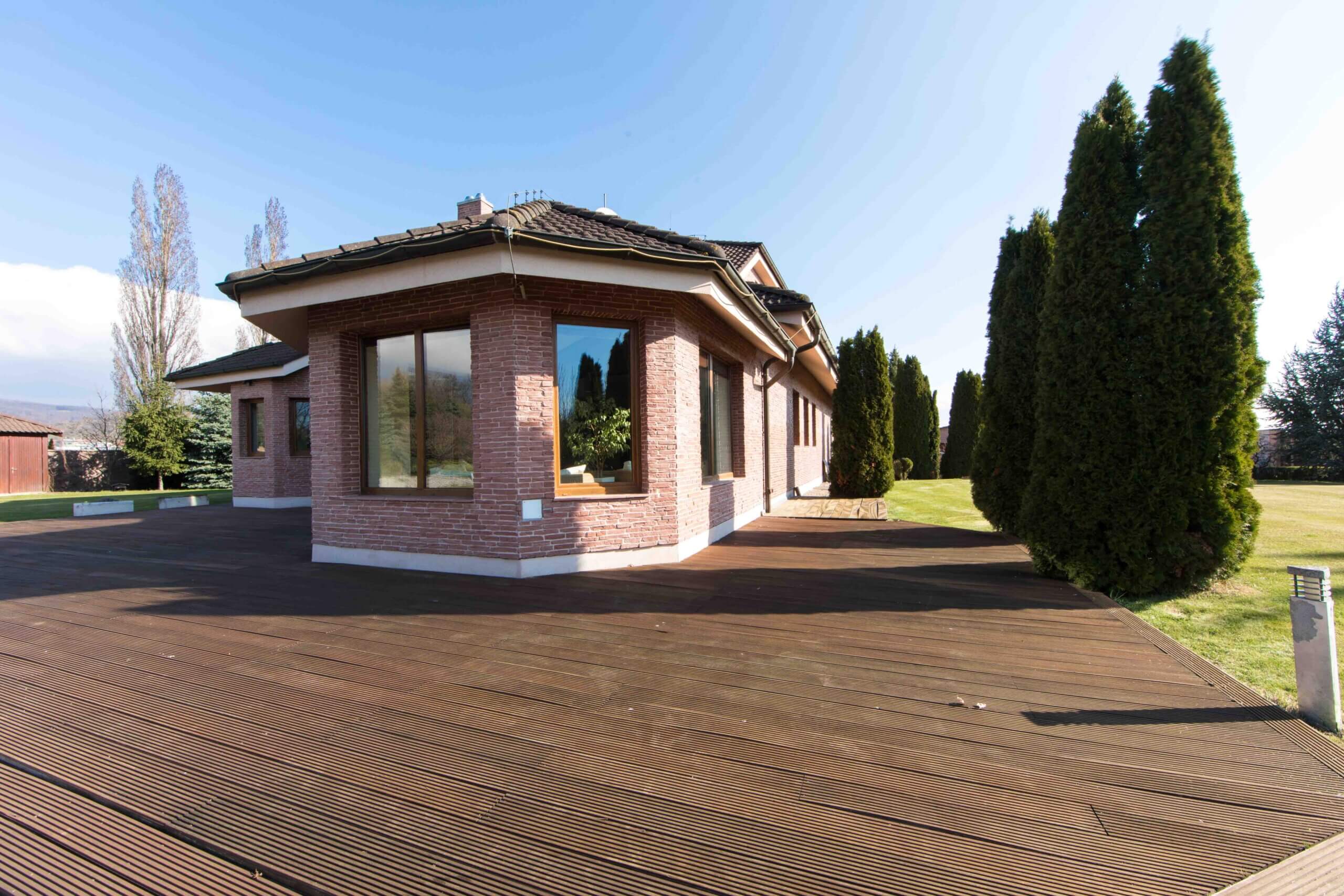 Rodinná vila 3 podlažná, 6 izbová, úžitková plocha 420m2, pozemok 4030m2, 15m vykurovaný bazén, Limbach-11