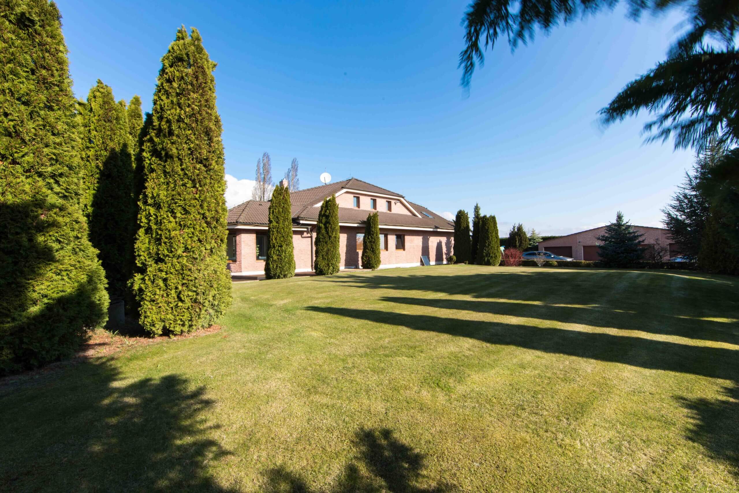 Rodinná vila 3 podlažná, 6 izbová, úžitková plocha 420m2, pozemok 4030m2, 15m vykurovaný bazén, Limbach-7