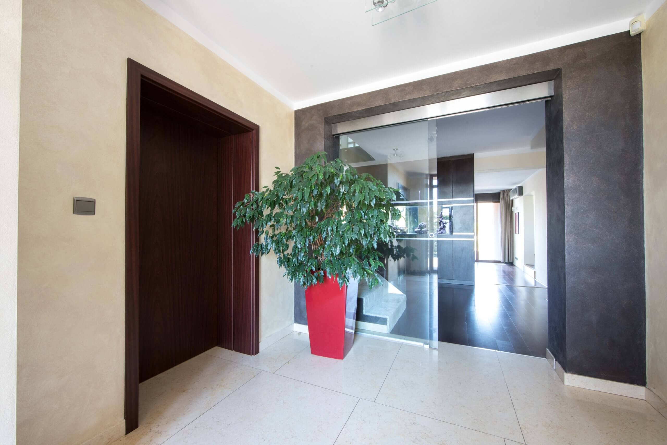 Rodinná vila 3 podlažná, 6 izbová, úžitková plocha 420m2, pozemok 4030m2, 15m vykurovaný bazén, Limbach-29