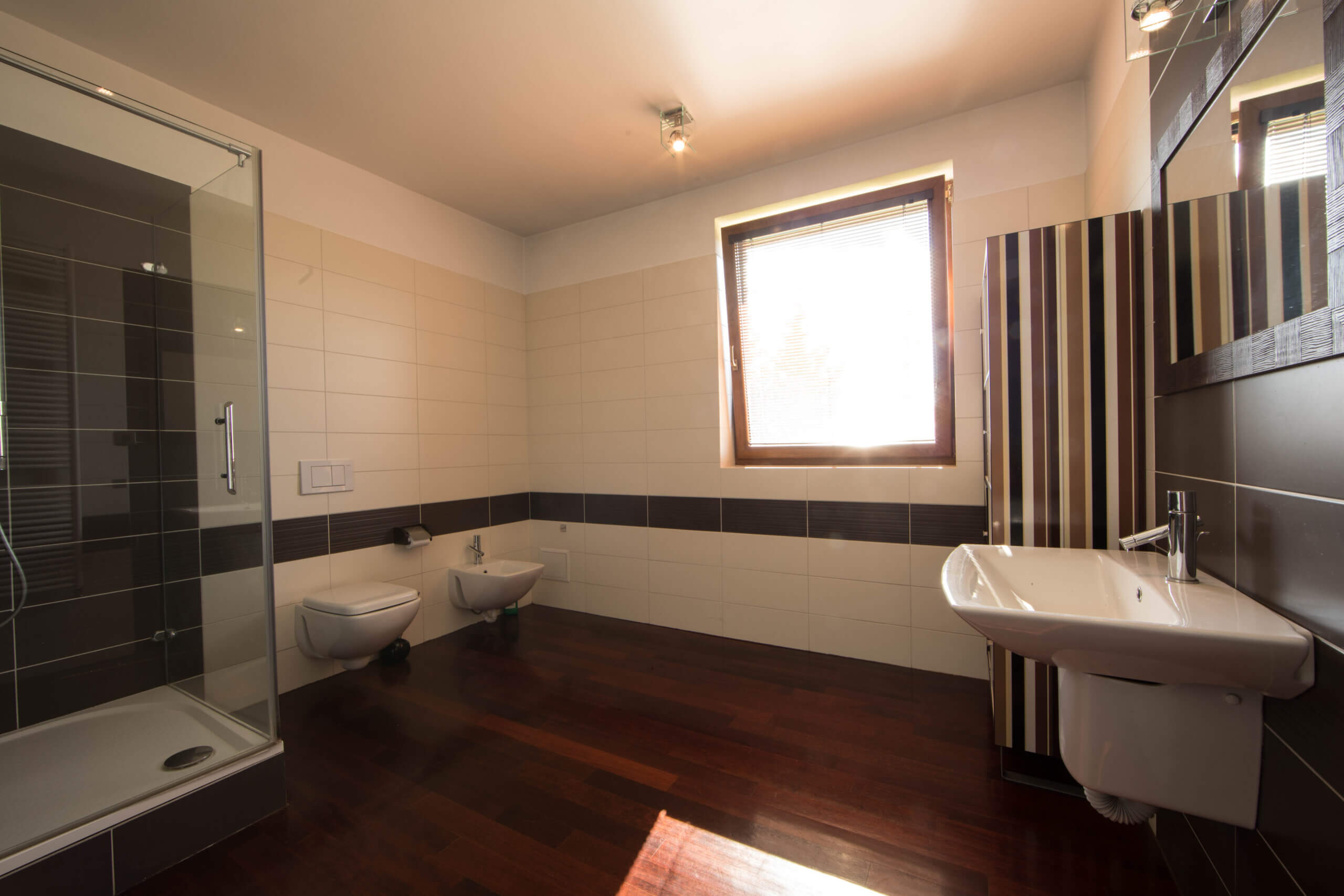 Rodinná vila 3 podlažná, 6 izbová, úžitková plocha 420m2, pozemok 4030m2, 15m vykurovaný bazén, Limbach-27