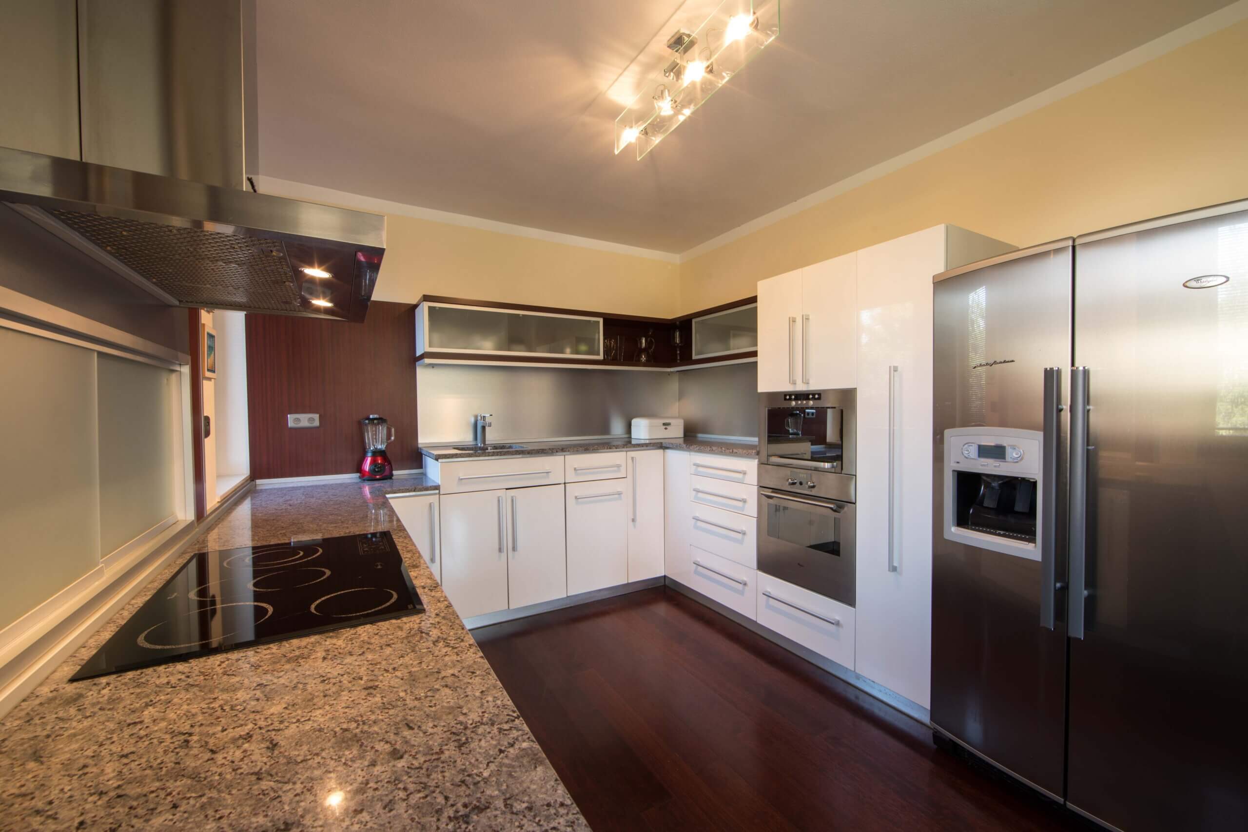 Rodinná vila 3 podlažná, 6 izbová, úžitková plocha 420m2, pozemok 4030m2, 15m vykurovaný bazén, Limbach-24