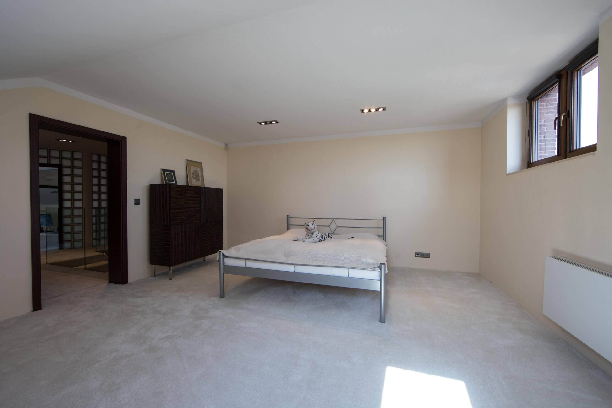 Rodinná vila 3 podlažná, 6 izbová, úžitková plocha 420m2, pozemok 4030m2, 15m vykurovaný bazén, Limbach-21