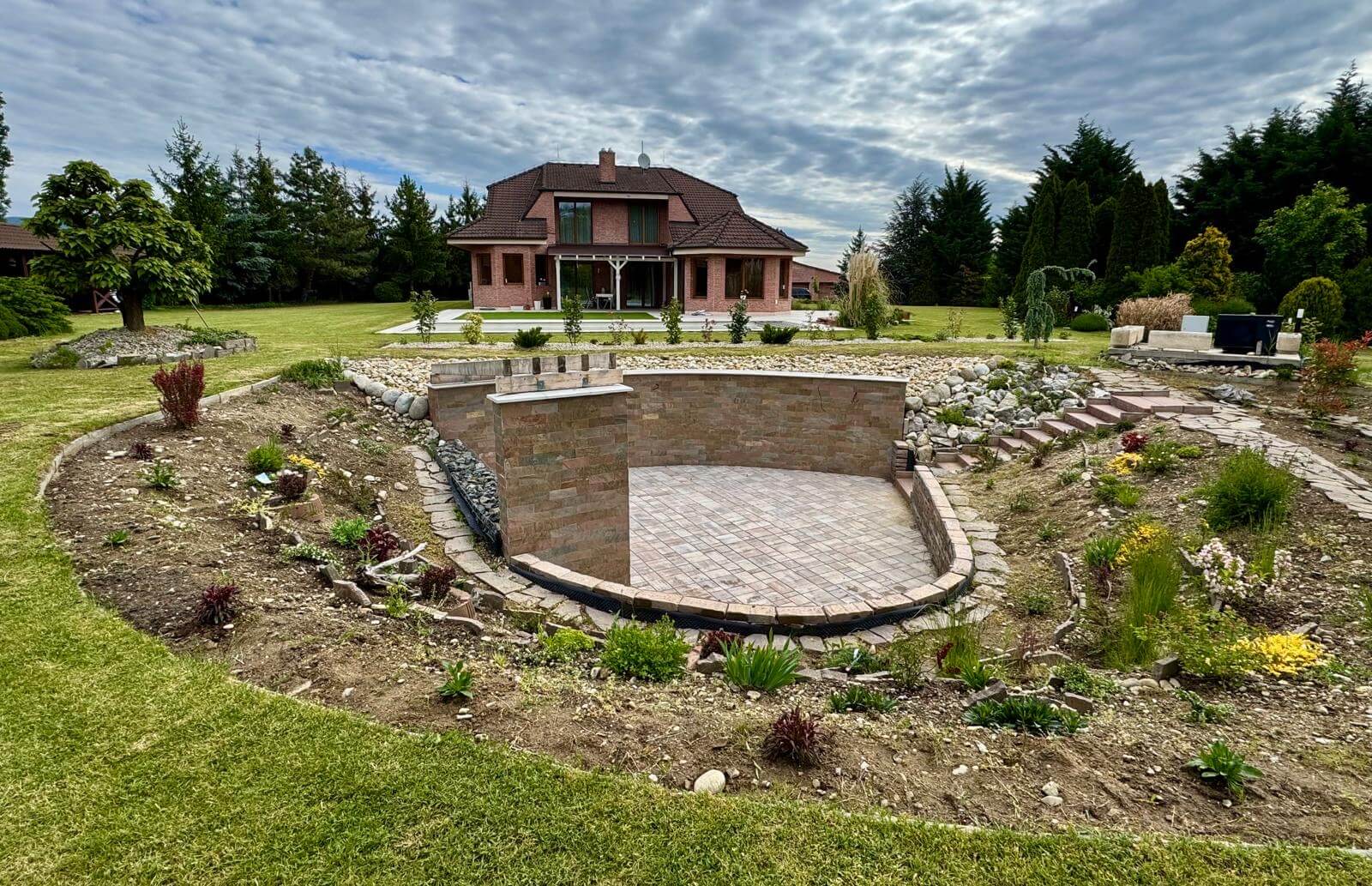 Rodinná vila 3 podlažná, 6 izbová, úžitková plocha 420m2, pozemok 4030m2, 15m vykurovaný bazén, Limbach-3