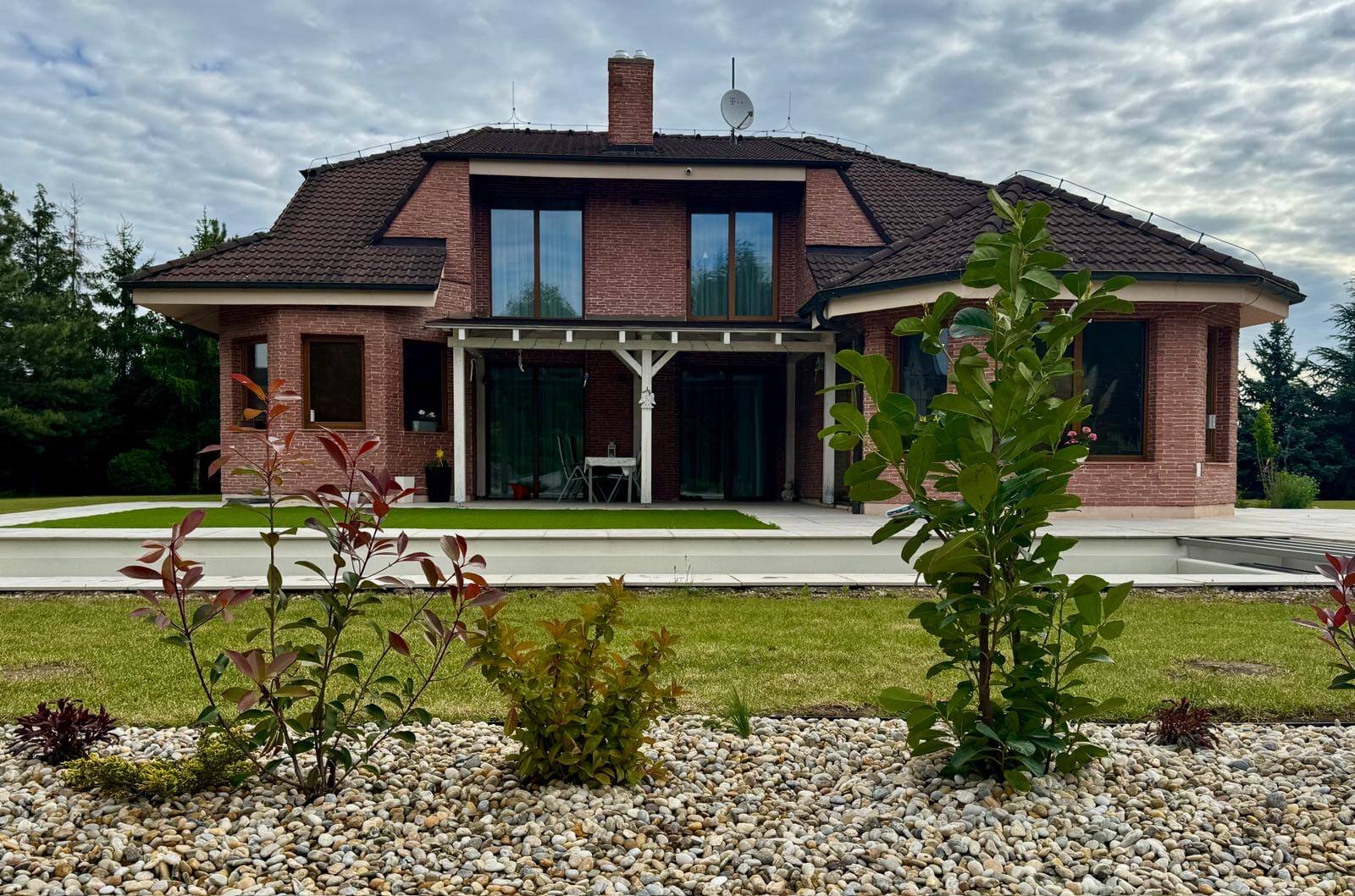 Rodinná vila 3 podlažná, 6 izbová, úžitková plocha 420m2, pozemok 4030m2, 15m vykurovaný bazén, Limbach-0