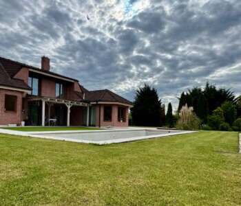Rodinná vila 3 podlažná, 6 izbová, úžitková plocha 420m2, pozemok 4030m2, 15m vykurovaný bazén, Limbach-2