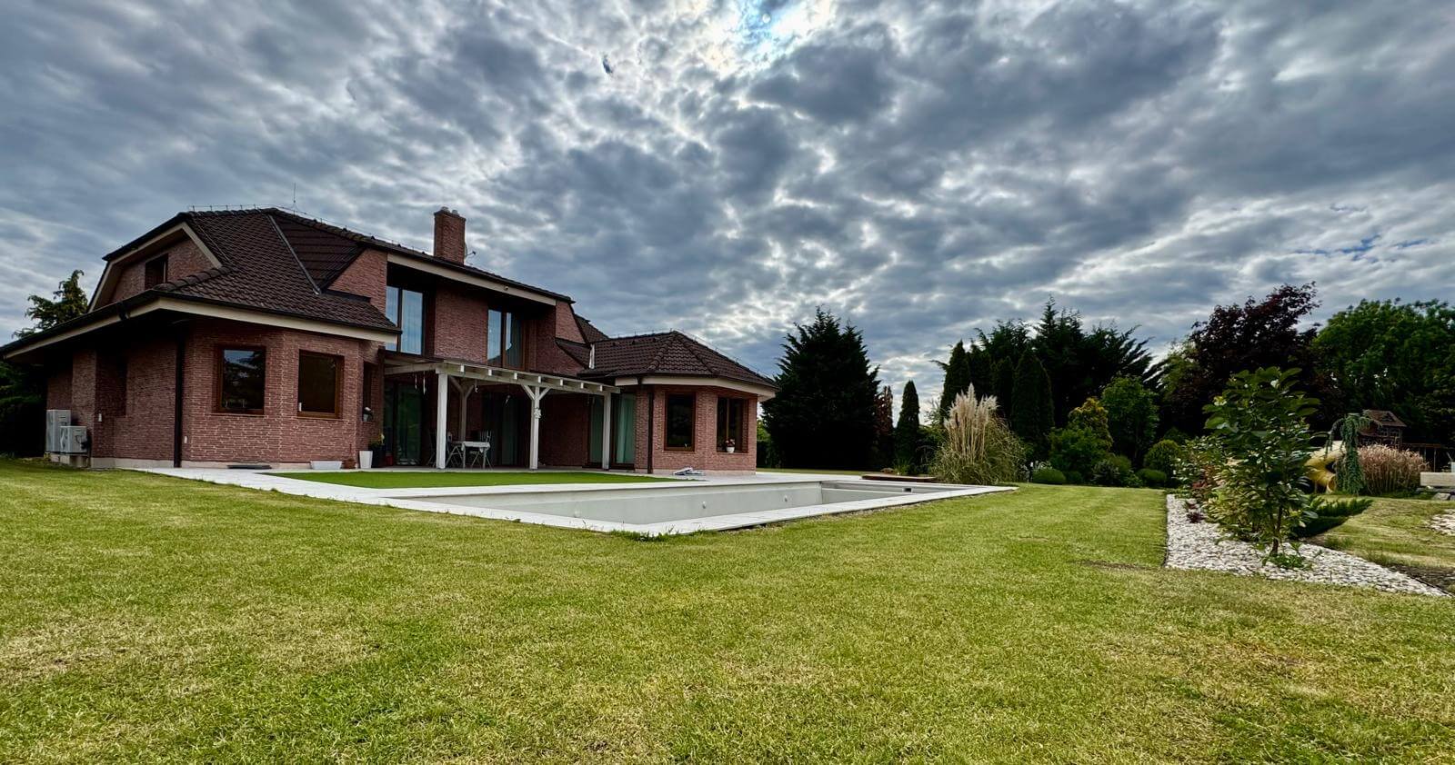 Rodinná vila 3 podlažná, 6 izbová, úžitková plocha 420m2, pozemok 4030m2, 15m vykurovaný bazén, Limbach-2